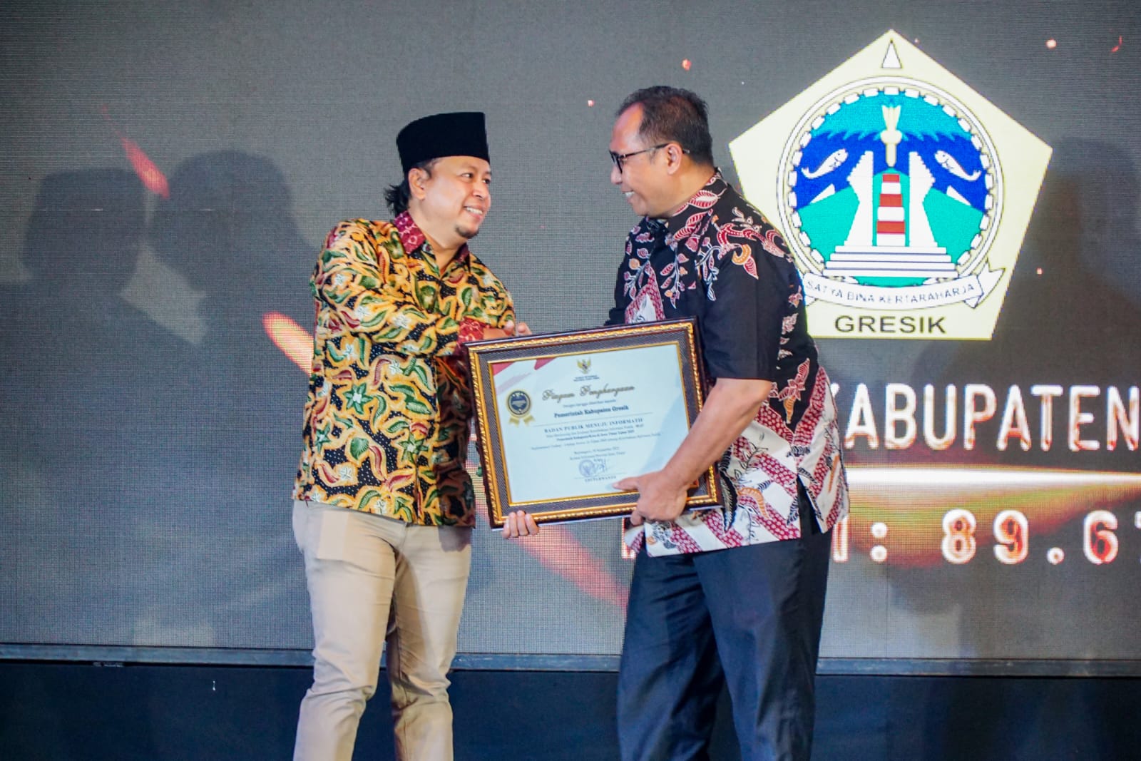 Pemkab Gresik Raih Penghargaan “Menuju Informatif” pada KI Award 2025